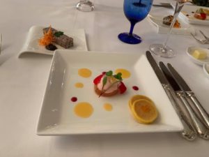 タスマニアサーモンのマリネ ピンクグレープフルーツとフロマージュのエスプーマ　パテ・ド・カンパーニュ